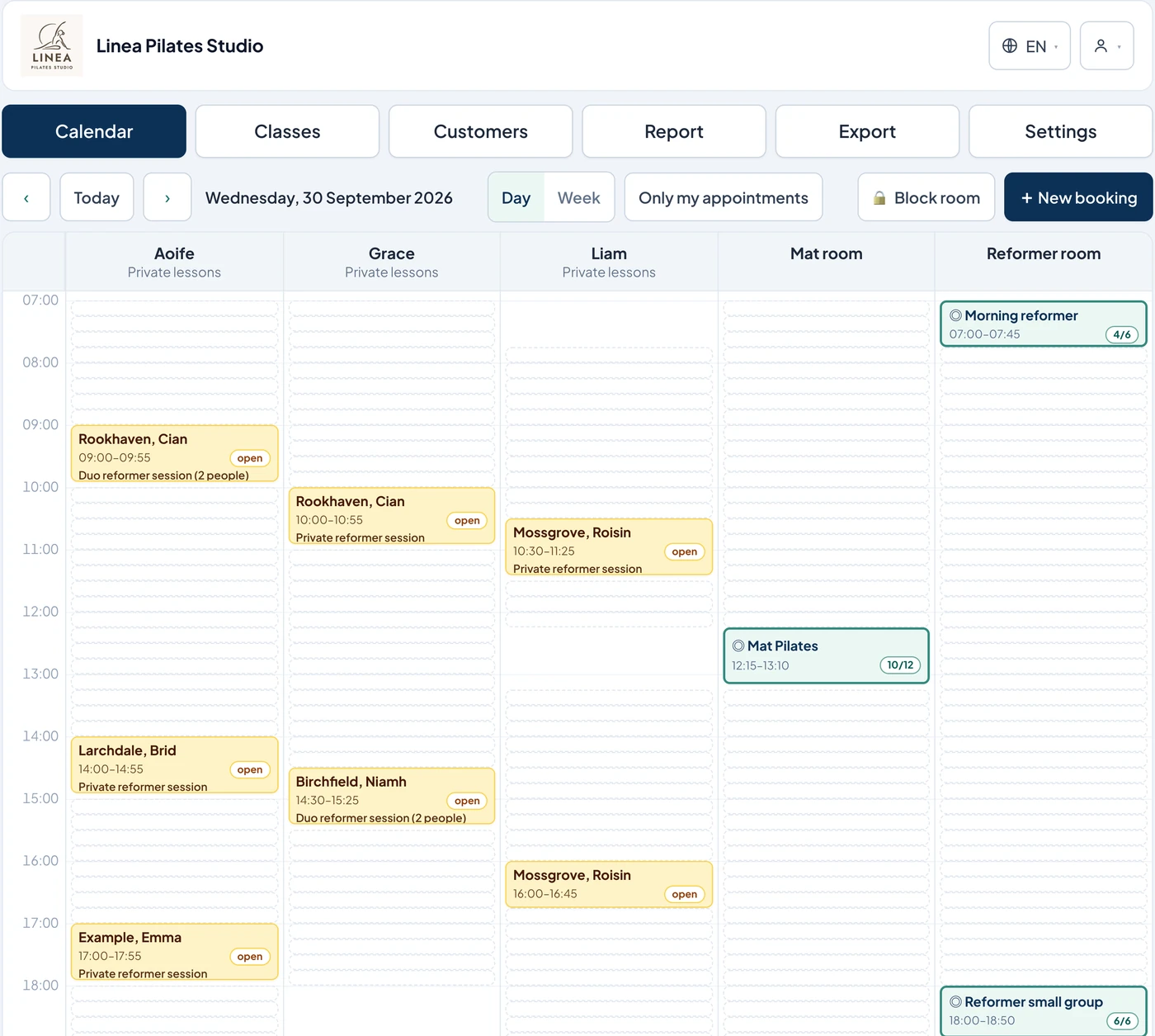 Day view of the calendar: trainers and rooms side by side, private sessions and classes with their bookings.